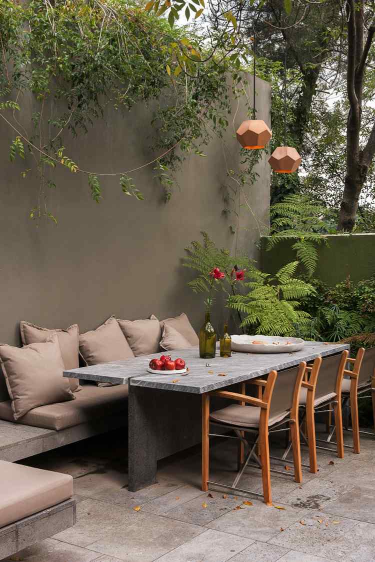 área de estar móveis para terraço mesa de jardim cadeiras almofadas de estofamento cinza