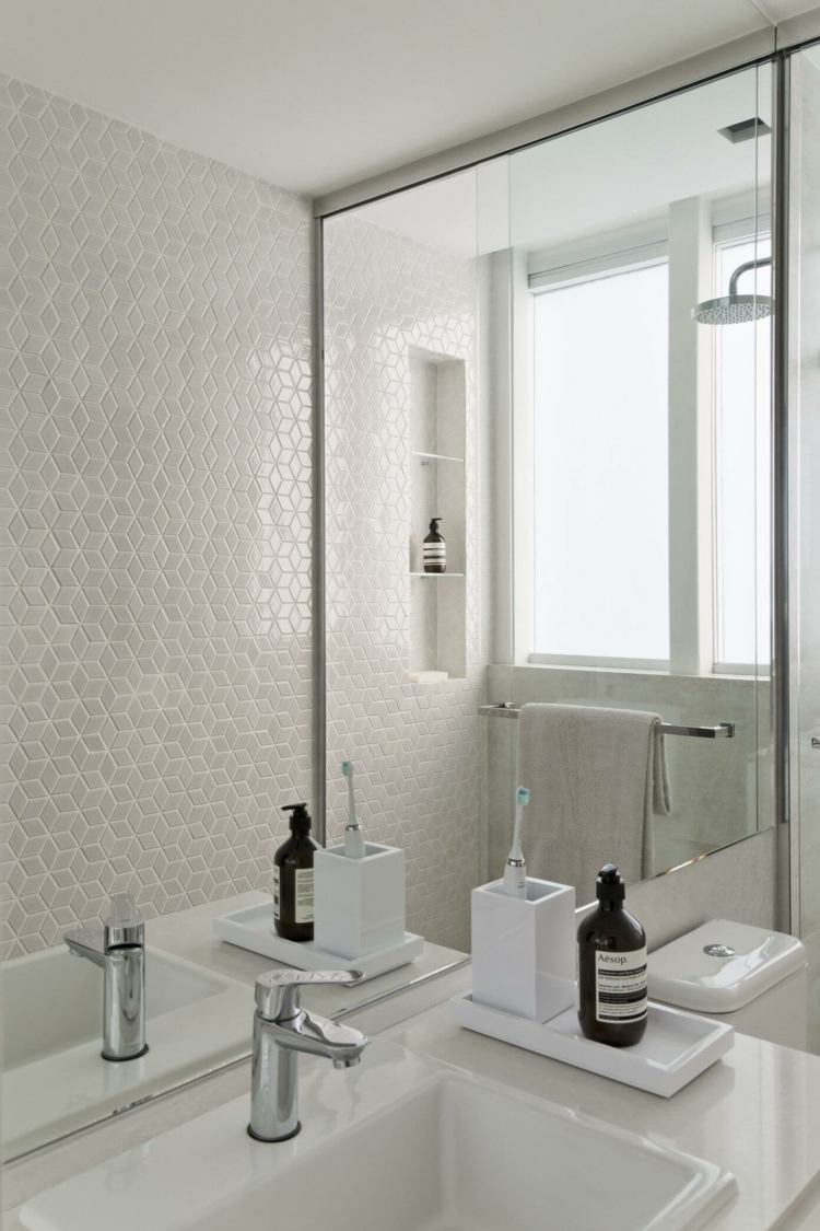 monocromático-cozinha-banheiro-mosaico-branco-simples-elegante-pia