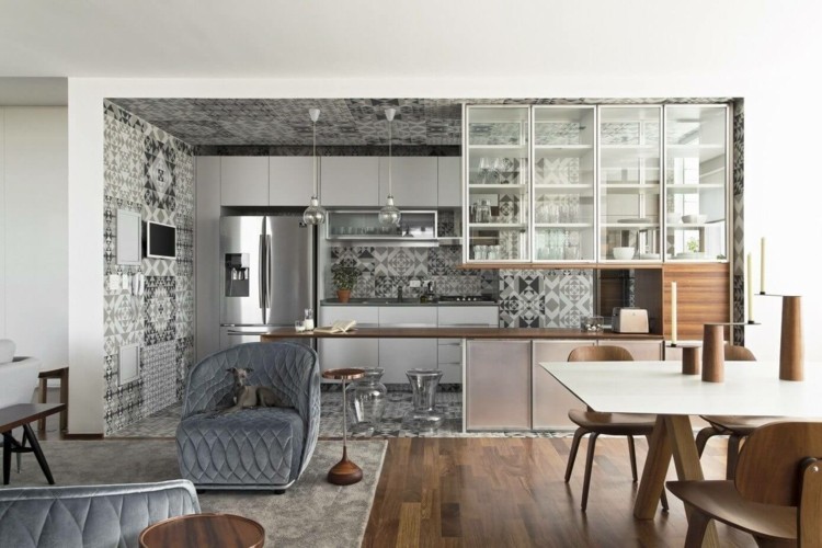 cozinha monocromática-área de jantar-armário de parede de vidro-mesa de jantar-madeira