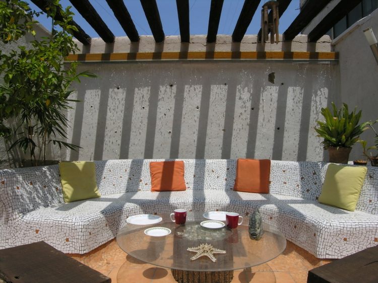 Mesa marroquina com idéias de sofá de concreto de jardim em mosaico