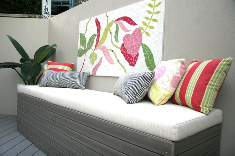 Mosaic-garden-old-concrete-wall-embeautify-idea