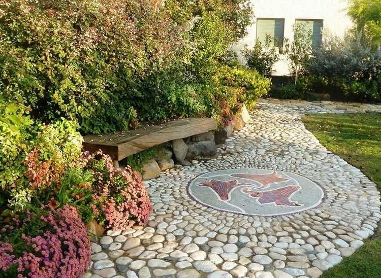 Pedras do jardim do mosaico com motivos florais