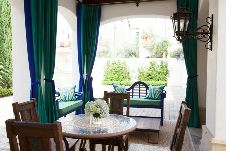 Mosaico-jardim-mosaico-mesa-terraço-cortinas-estilo marroquino