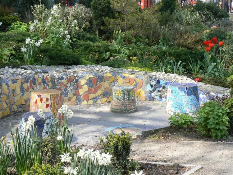 Mosaico-jardim-contenção-parede-decorar-colorido-design