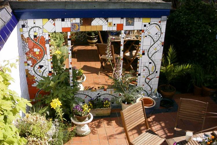 mosaico-jardim-parede-espelho-quadrado-branco-azulejos vermelhos