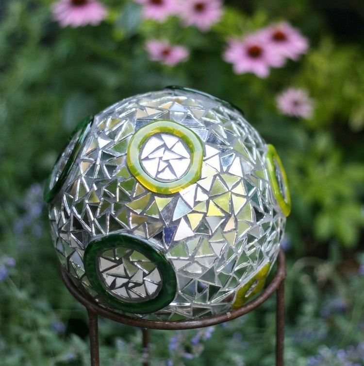 Mosaico no jardim decoração-bola-cd-peças-triângulos