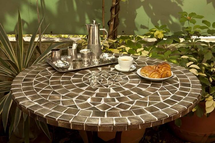 Mosaico na mesa redonda do jardim - argamassa de junta marrom-branca