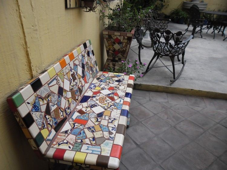 mosaico-jardim-banco-quebrados-pedaços de azulejos