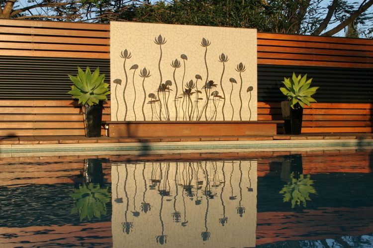 Imagem de decoração de jardim em mosaico jardim piscina cerca de madeira