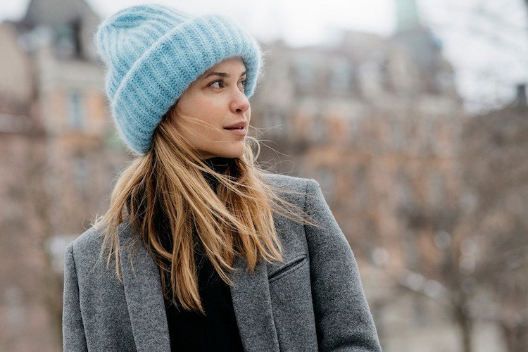 Tendência de gorros 2017/2018 inverno tricô cor azul mulheres