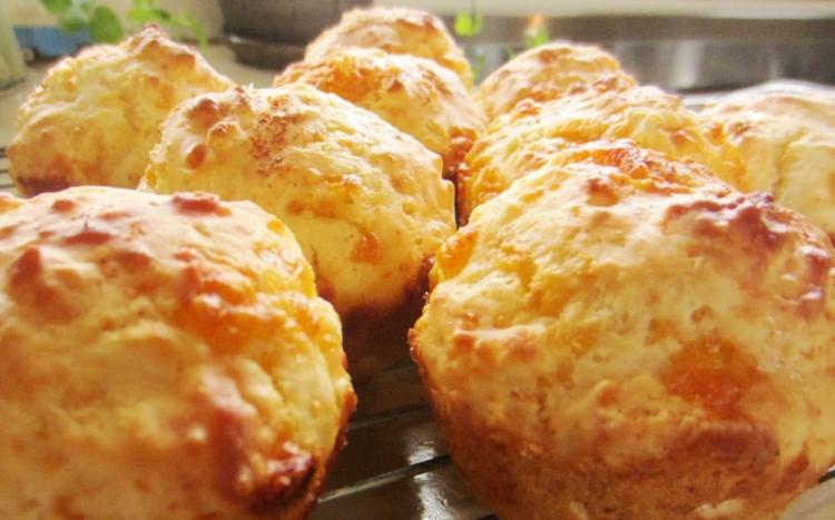 queijo-muffins-golden-crust-close-up