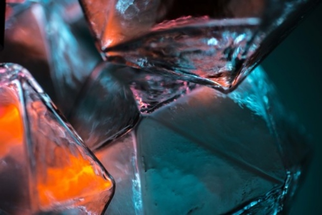 detalhe-pendente-luzes-mão-vidro soprado-estúdio-sasamat-cristal-país das maravilhas