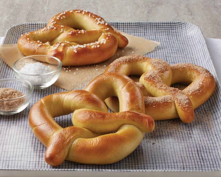 Asse pretzels com ou sem soda cáustica e processe-os para fazer lanches originais