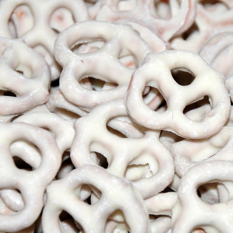 Asse pretzels, mergulhe no chocolate branco e cubra com abóbora e canela