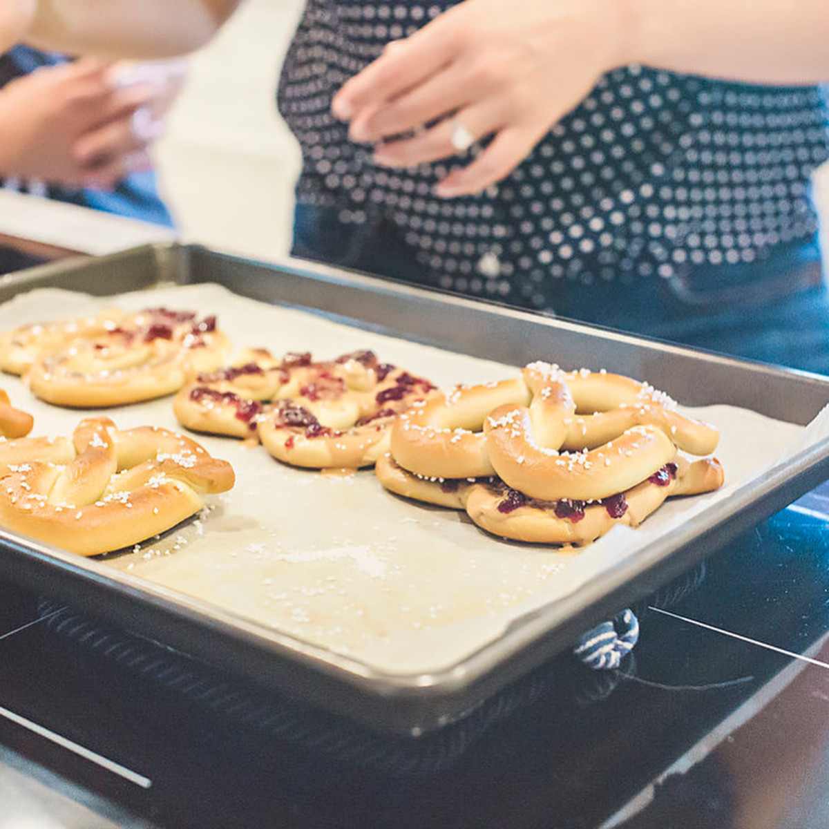 Combine manteiga de amendoim e geléia em dois pretzels para um delicioso sanduíche