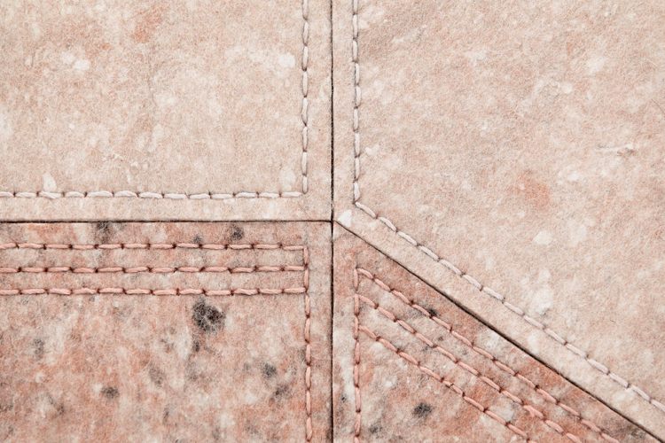 Costure carpete feito de detalhes de feltro bege