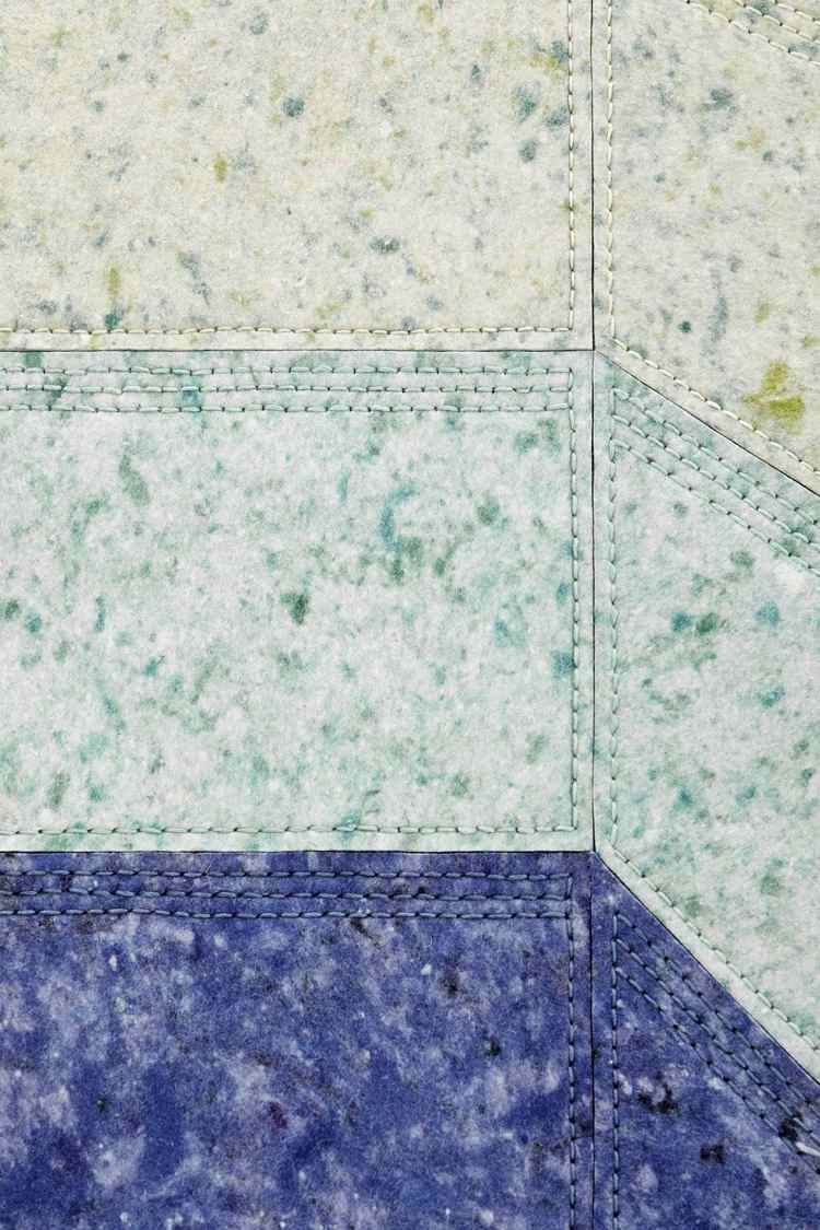 Costure carpete feito de feltro com detalhes em azul esverdeado