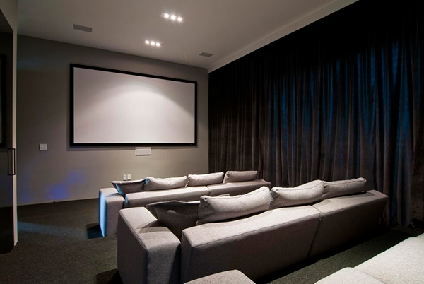 Configuração de home theater com sofás cinza