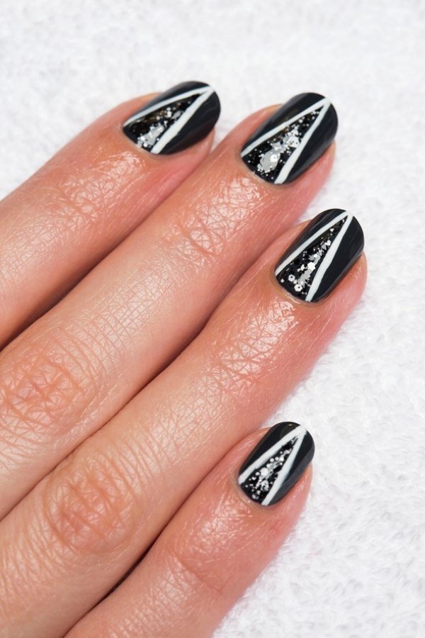 nail-art-discoteca-sentimento-triângulo-padrão-preto-esmalte-tendências