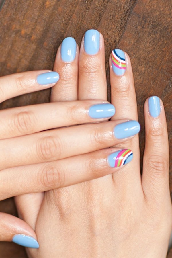 unha-design-azul-efeito-unhas-no-anel-dedo-arco-íris-esmalte-tendências