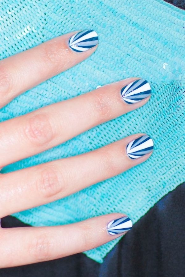 Estilo de unha azul-branco-faça-você-mesmo-listras-unha-arte-esmalte-tendências