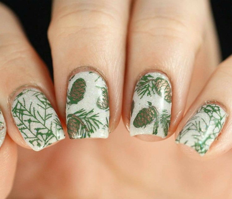 Nail-design-picture-gallery-outono-green-branches-pine-cones-gold-white-glitter