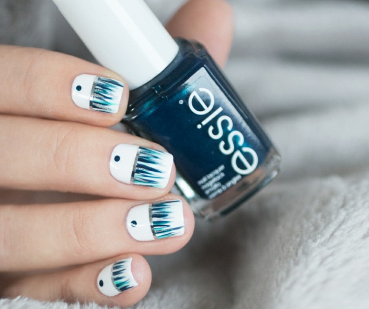 Nail Design-picture-gallery-winter-motifs-icicles-blue-nuances-white-underground