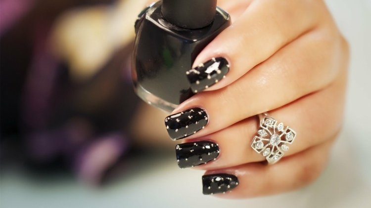 Nail-design-black-stones-dots-pattern-inspiration-3d