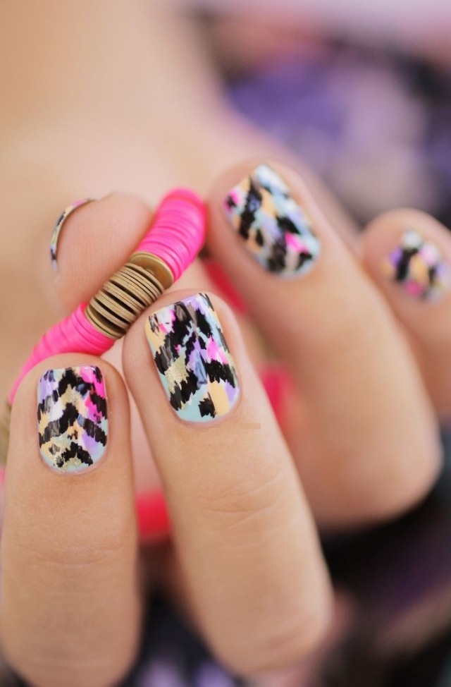 unhas de verão-short-zig-zag-pattern-black-multicolorido