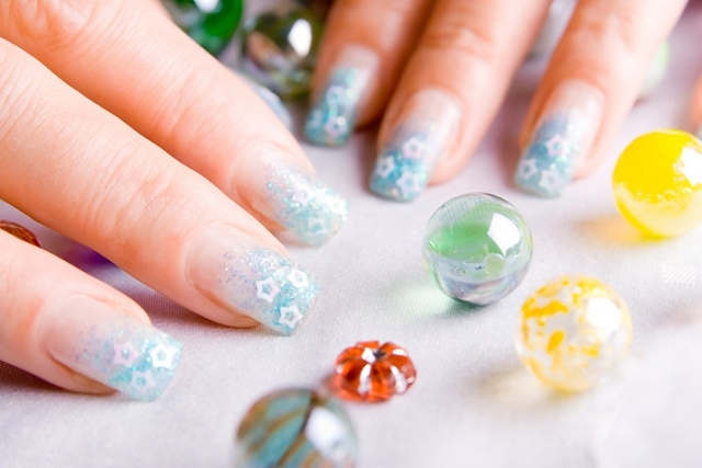 Nail-design-summer-ombre-effect-glitter-stars