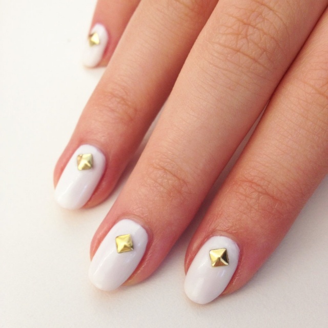 ornamentos de design de unhas simples em ouro branco