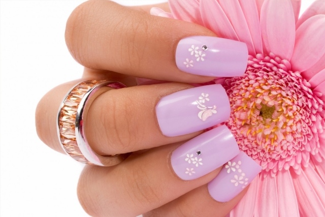 desenhos de unhas de verão lilás com adesivos de flores