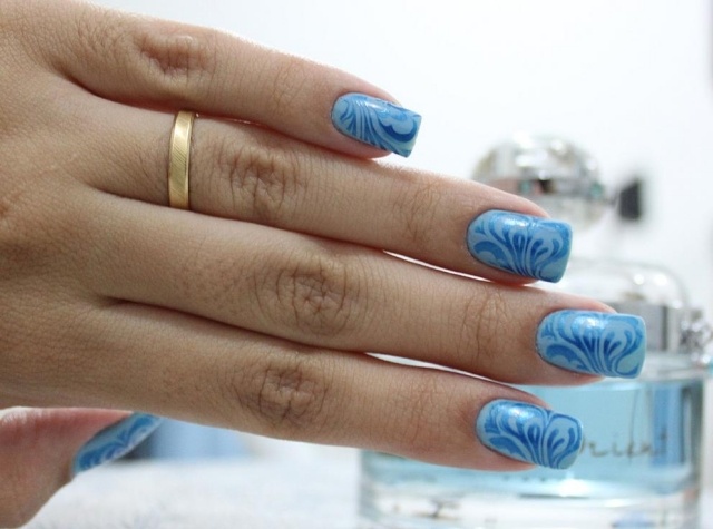 Nail-Design-Summer-blue-floral-motifs