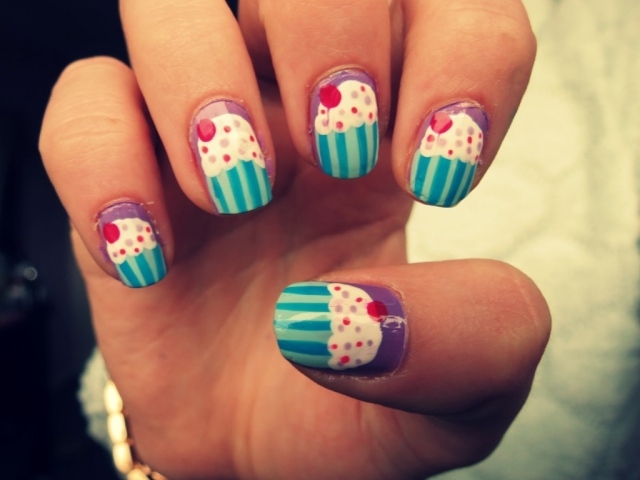 desenho de unhas motivos-verão-padrão de cupcake-roxo-azul