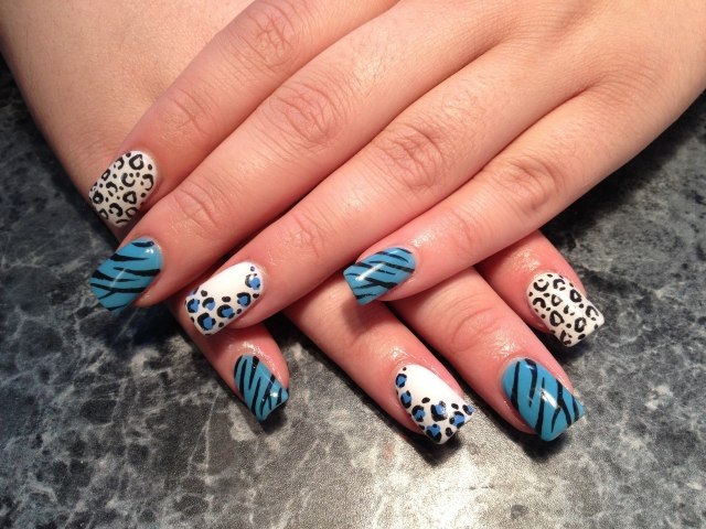 desenho de unhas-motivos-verão-estampas de animais-azul-branco-preto