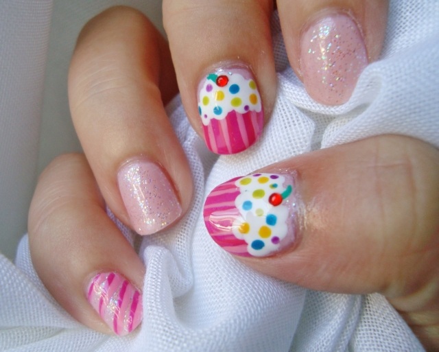 cupcake-nail-design-pink-glitter-summer-idea