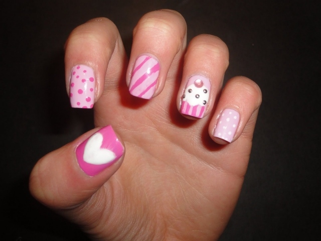 cupcake-nail-design-rose-pink-white-strass