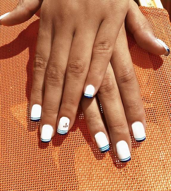 Motivos de desenho de unhas - verão-branco-marítimo-azul-tinta-tinta-âncora-anel de dedo