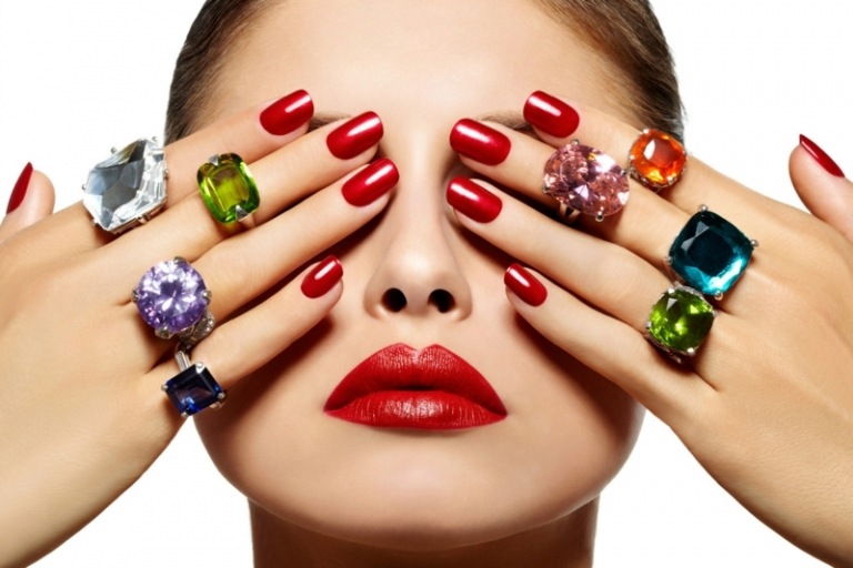 motivos de design de unhas ideias de look de verão anéis vermelhos pedras coloridas