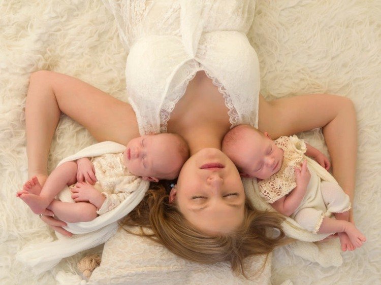 Nomes para gêmeos menino-menina-mãe-vestido-branco-travesseiro-bebês dormindo