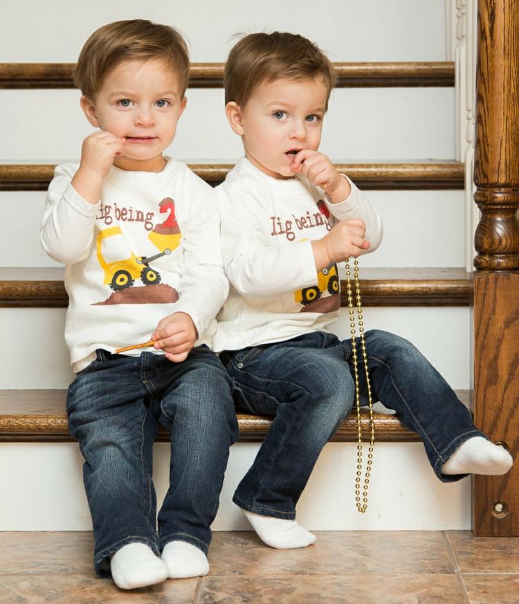 nomes-gêmeos-meninos-crianças-escadas-jeans-blusas-idênticas-idênticas-sal-palitos-mordiscar