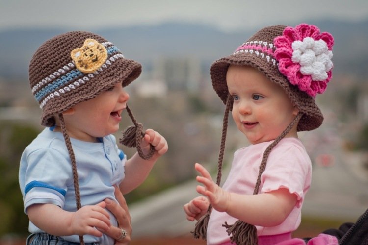 nomes-gêmeos-meninas-meninos-crianças-irmãos-chapéus de malha-marrom-rosa-azul