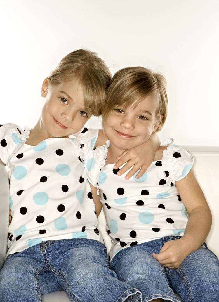 nomes-gêmeos-escolares-meninas-irmãos-idênticos-loiros-jeans-olhos-azuis