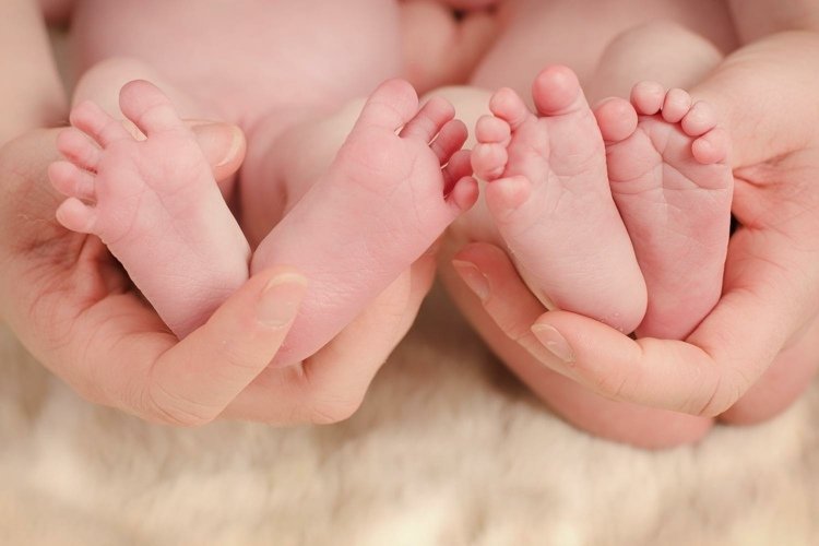 nomes-gêmeos-bebês-irmãos-pequenos pés-mãos-pais-mãe