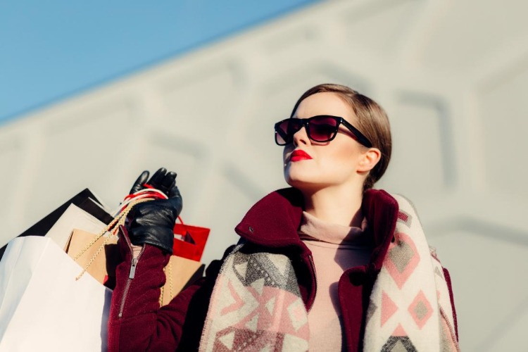 mulher ambiciosa com sacolas de compras entendendo o narcisismo da vida moderna