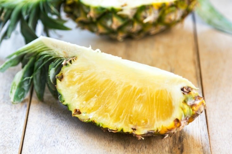 A bromelaína é uma enzima do abacaxi e do kiwi e tem um efeito de afinamento do sangue contra a trombose