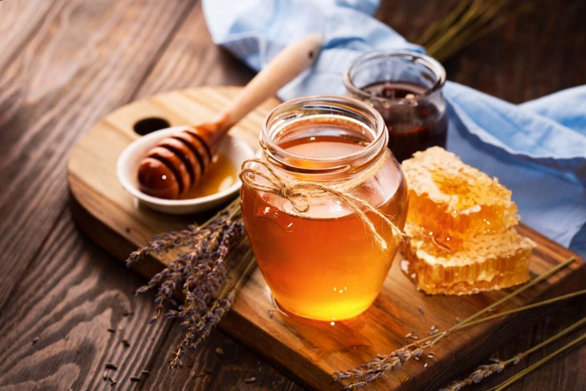 O mel tem efeitos antiinflamatórios e impede a disseminação de patógenos na garganta