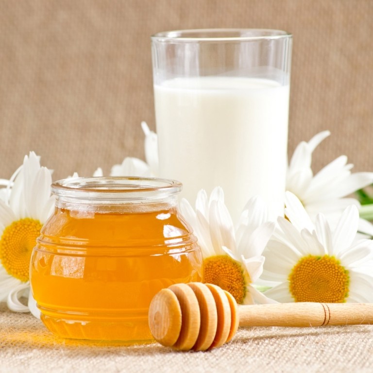 Leite com mel tem um gosto delicioso e é um ótimo remédio caseiro para tosse sem catarro