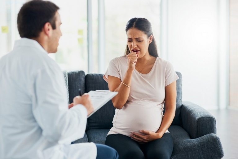 Os ataques de tosse não são perigosos para o bebê, mas devem ser tratados