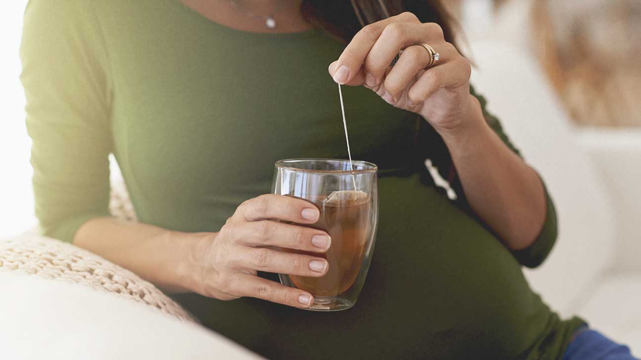 Mulheres grávidas podem beber chás para tosse com segurança e devem se hidratar bem